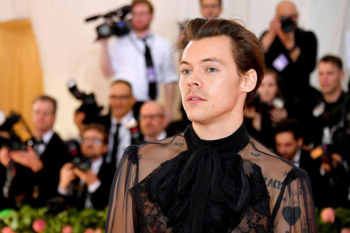 Tampil percaya diri dengan busana bebas gender di sebuah press conference Harry Styles sukses memukau penggemarnya